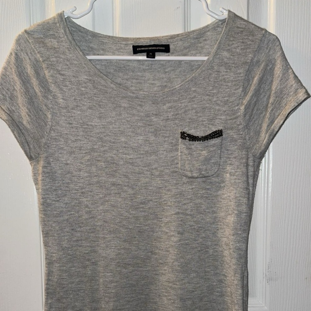Slim fit soft top in light gray size Medium from “Express” Design studio.